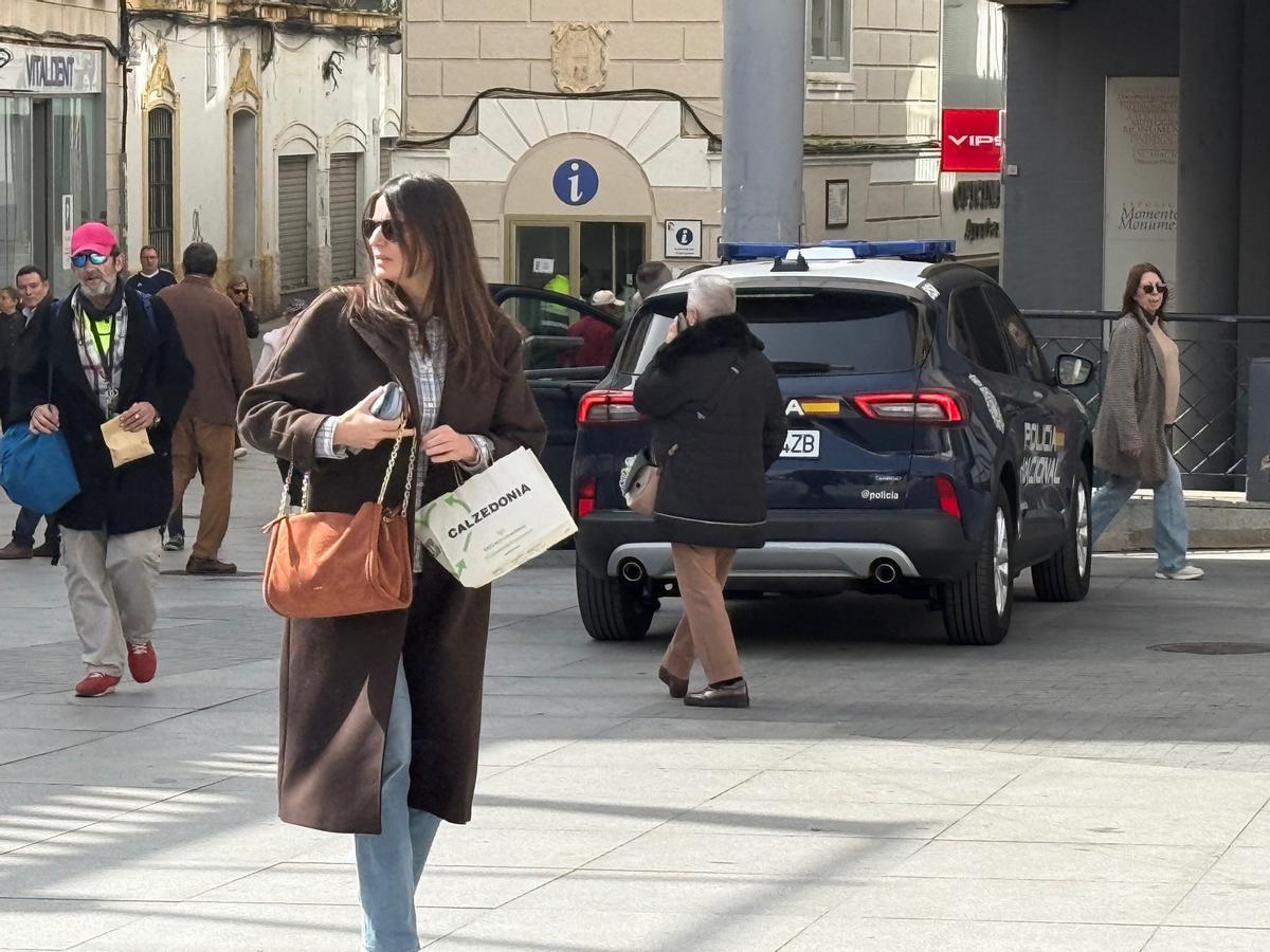 Un vehículo de la Policía Nacional durante el operativo desplegado en el centro de Mérida tras dos hurtos casi simultáneos.