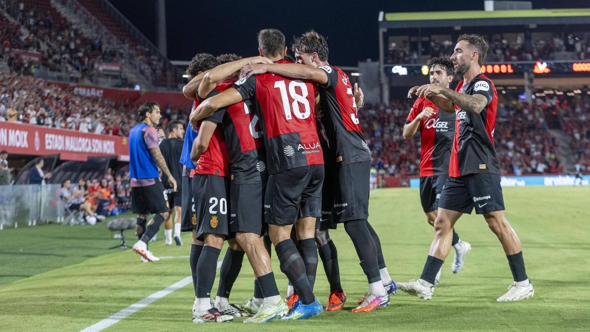 Los jugadores del Mallorca celebran el gol de Pablo Torre ante el Valladolid.