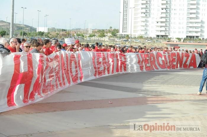 Tensión en la puerta de Nueva Condomina