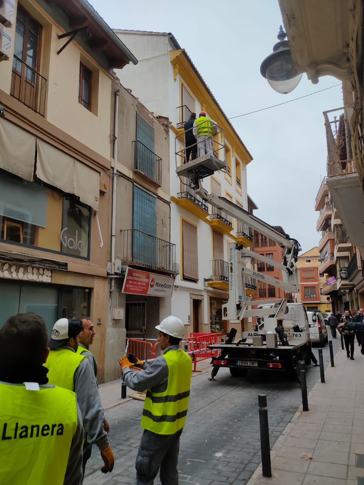 Revisan el estado del tejado de una casa abandonada en el casco antiguo de Xàtiva