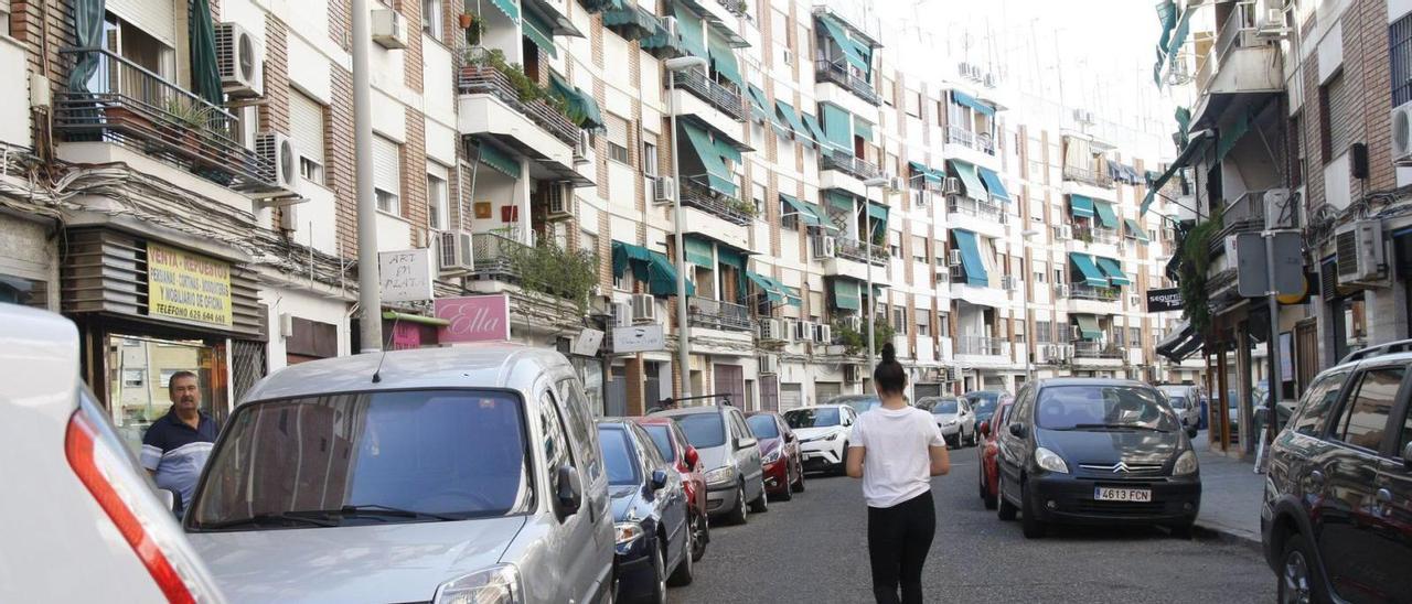 Una chica pasea por la calzada en una calle del barrio de Santa Rosa.