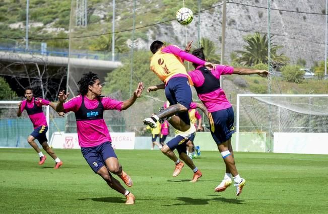 Entrenamiento de la UD LAS PALMAS en Barranco ...