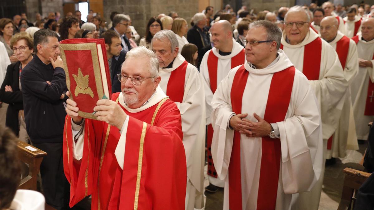 Diversos capellans gironins, durant l'última missa de Sant Narcís.