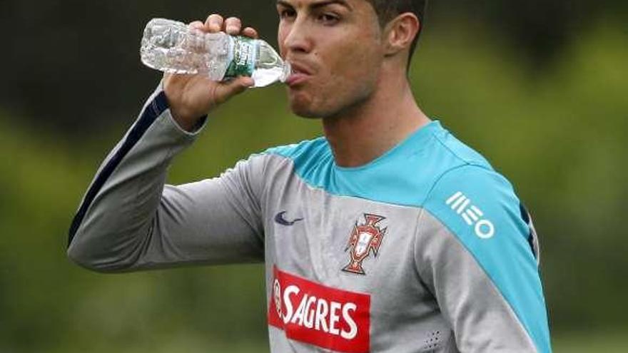 Ronaldo bebe en un entrenamiento.