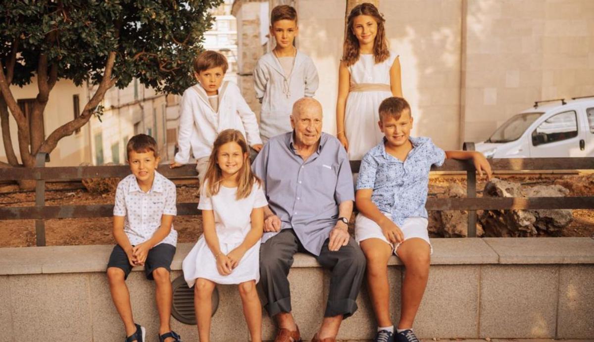 ‘L’amo en Mateu Gallardó’, con sus seis bisnietos en una imagen reciente en Santa Margalida. | CARIDAD MORALES
