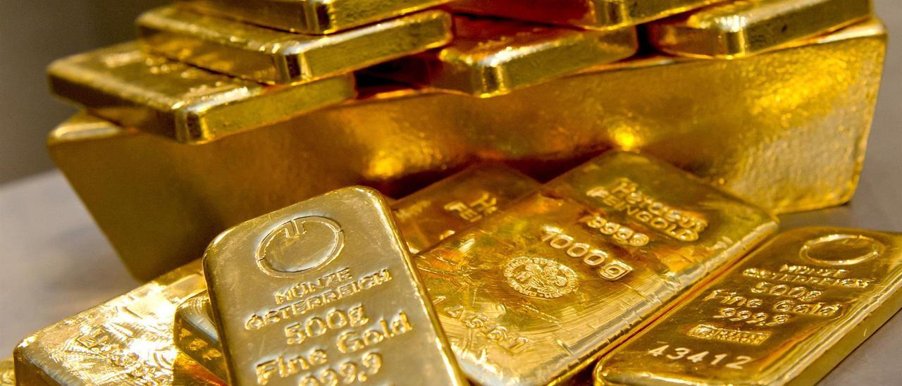 El oro fija un nuevo récord de 2.454,10 dólares por las posibles bajadas de tipos y las tensiones geopolíticas
