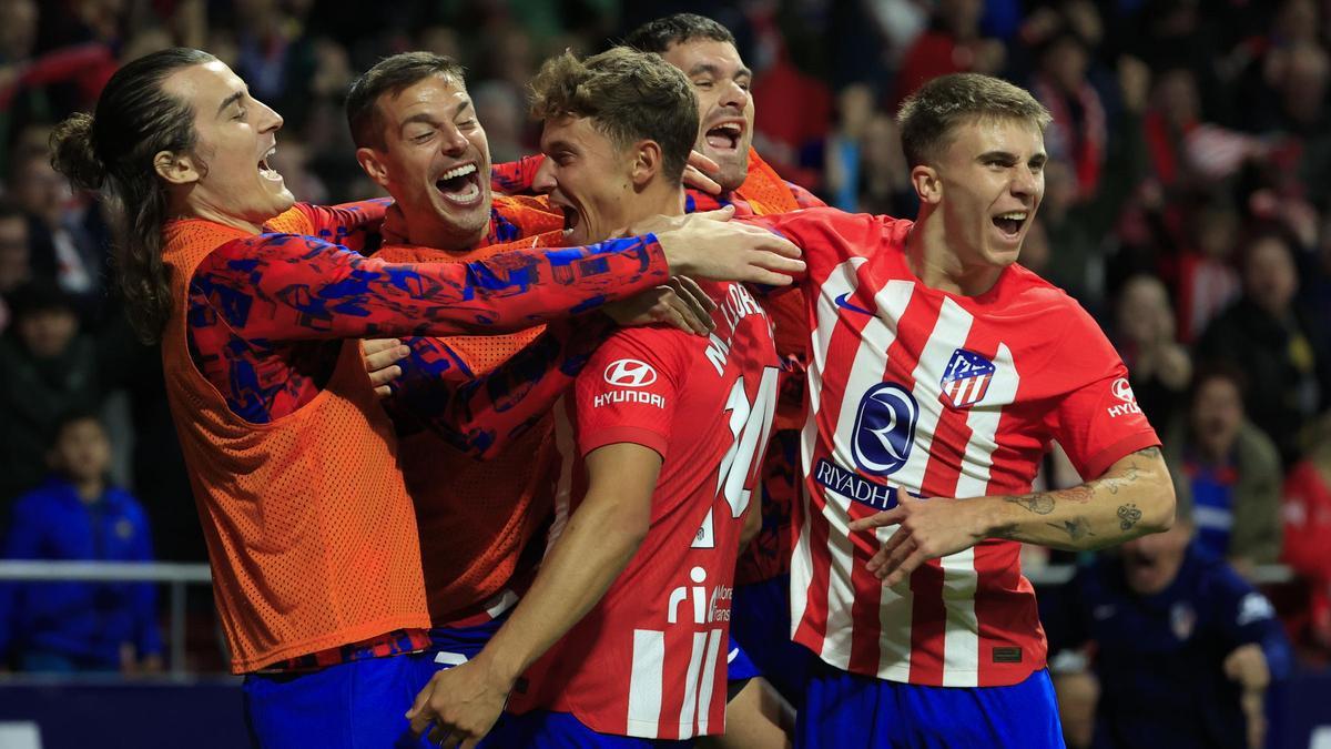 Los jugadores del Atlético celebran un tanto en la 15ª victoria seguida en el Metropolitano