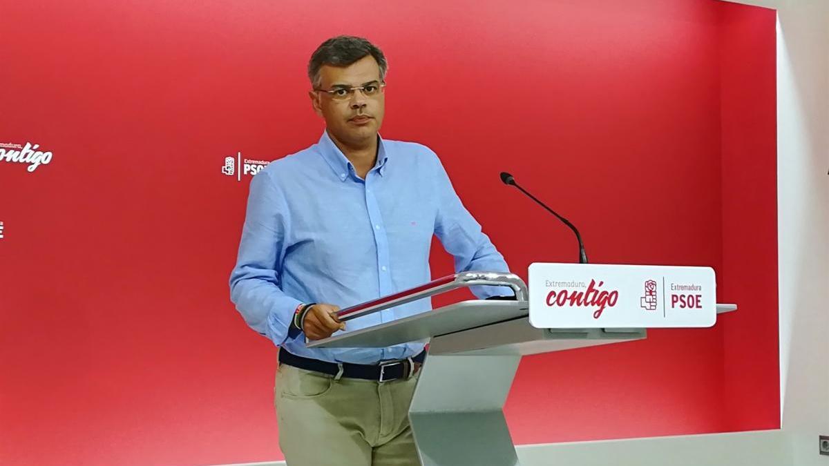 El PSOE califica de &quot;charanga&quot; la oposición de Monago tras anunciar que se irá a Portugal si gana Vara