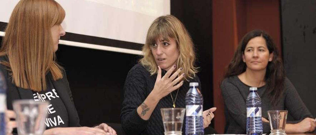 María Hesse, entre Martina González y Ana Torres, ayer, en la Casa da Xuventude de Silleda. // Bernabé/Javier Lalín