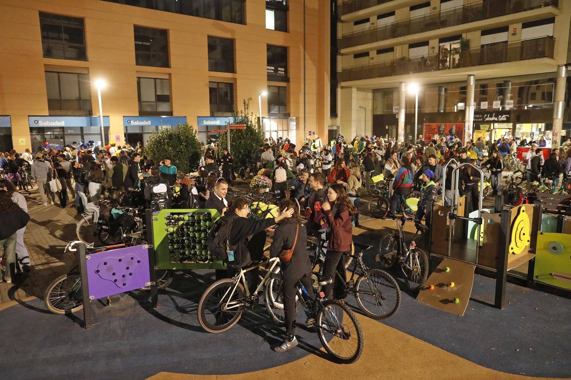 Girona. Plaça Josep Pla. Bicicrucis 2025.