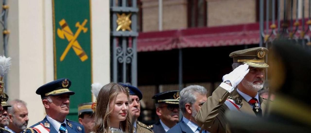 Leonor, junto a su padre, el Rey, en julio, en la Academia de Zaragoza.