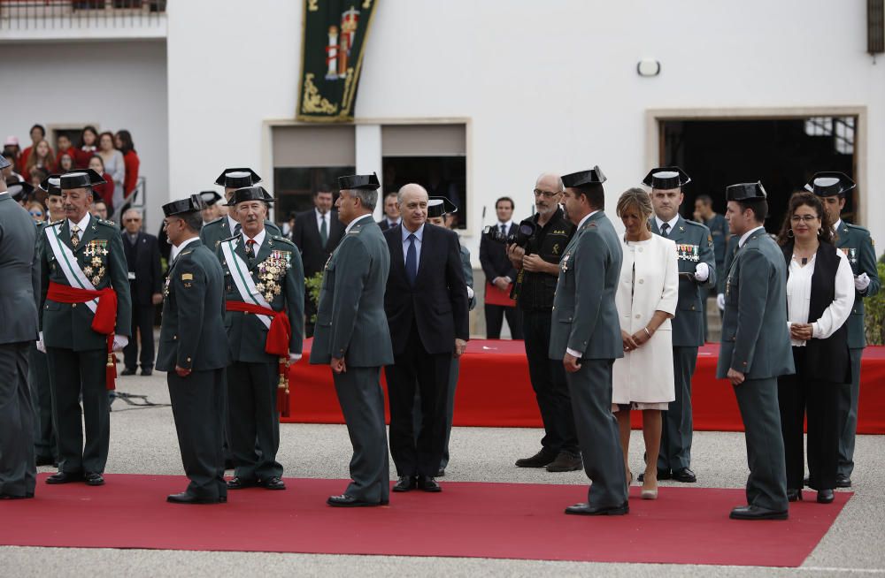 Fernández Díaz asiste a la entrega de la bandera nacional en Acuartelamiento Jaime II