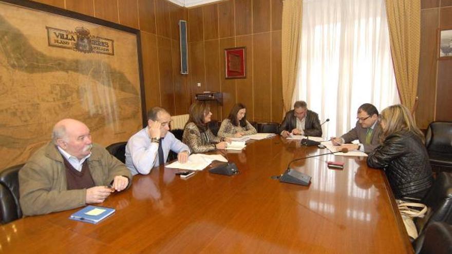 Gabriel Hernando, a la izquierda, junto al resto de integrantes del consorcio de la Feria de Mieres.