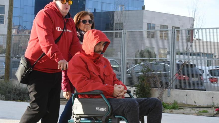 Andrés, en silla de ruedas la primera vez que declaró en el juzgado.