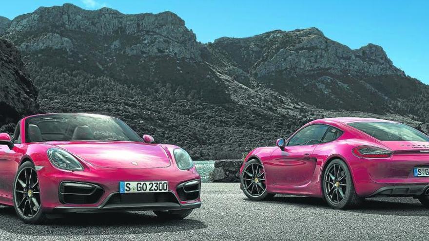 Los Porsche Boxster GTS (izquierda) y Cayman GTS se distinguen discretamente de sus hermanos de gama; las diferencias más notables están en el nuevo frontal que incluso alarga la longitud total