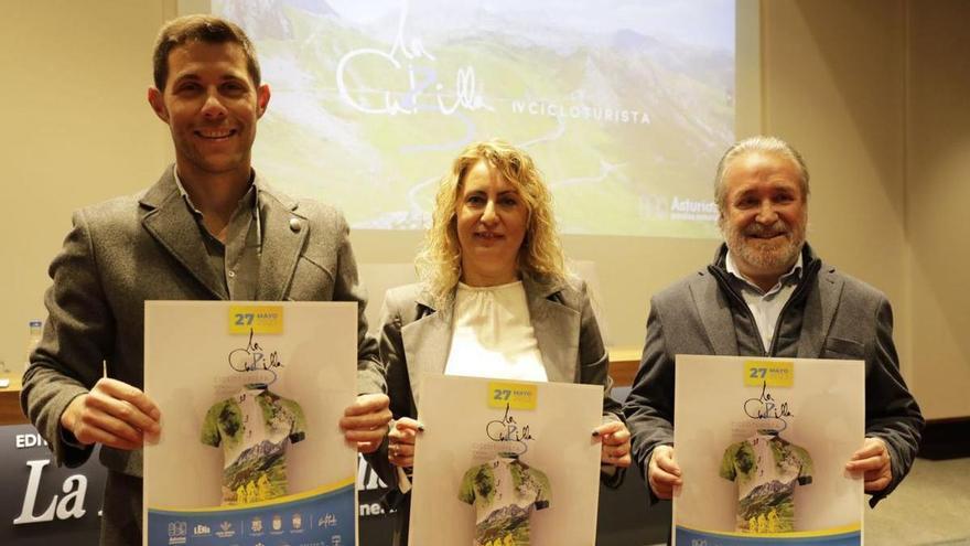 Por la izquierda, Alejandro Torre, director de la prueba; Gema Álvarez, alcaldesa de Lena, y José Antonio Díaz, presidente de la Federación Asturiana de Ciclismo, ayer, en el Club Prensa Asturiana. | Fernando Rodríguez