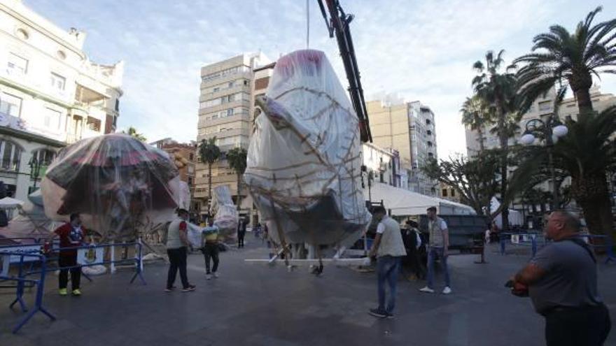 La Plaça Major sacó ayer a la calle las primeras piezas del monumento.