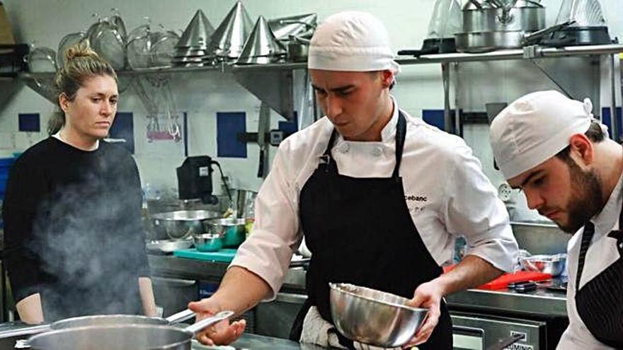 Alfonso Prieto (izquierda) y Valentino Ligia, cocinando durante la final en Madrid.