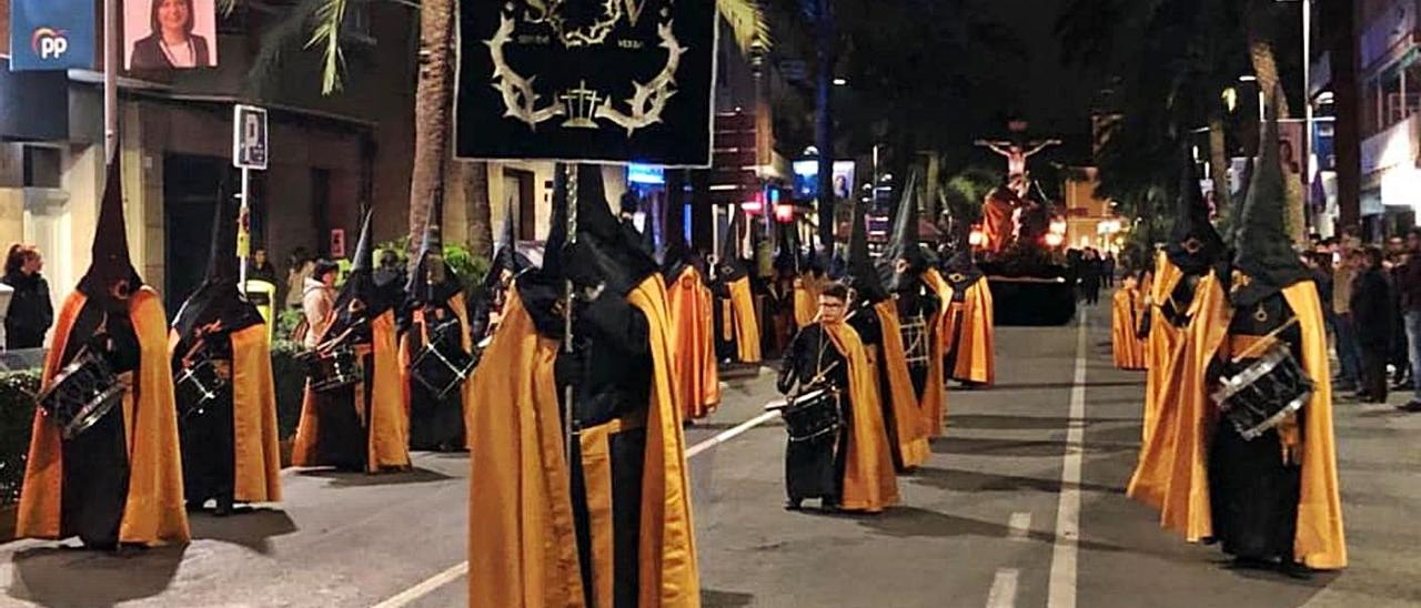 La hermandad de ‘Les Set Paraules’ durante la procesión de su imagen en abril de 2019. | SET PARAULES