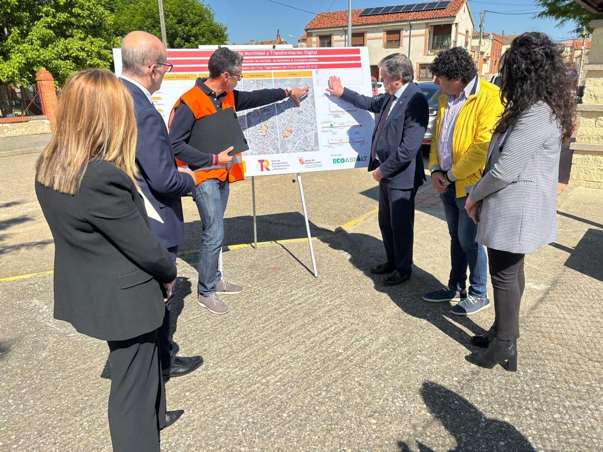 El director general de Carreteras e Infraestructuras, Jesús Puerta, ha visitado el inicio de las obras en Pajares de la Lampreana