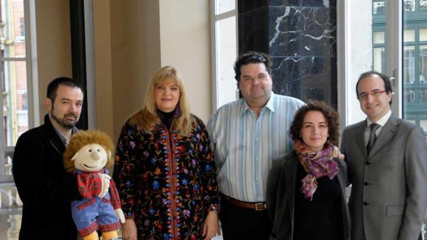 De izquierda a derecha, Gustavo Moral, con «Evaristo», Elisabete Matos, Stuart Neill, Susana Gómez y Gianluca Marcianò, ayer, en el Salón de Té del Campoamor.