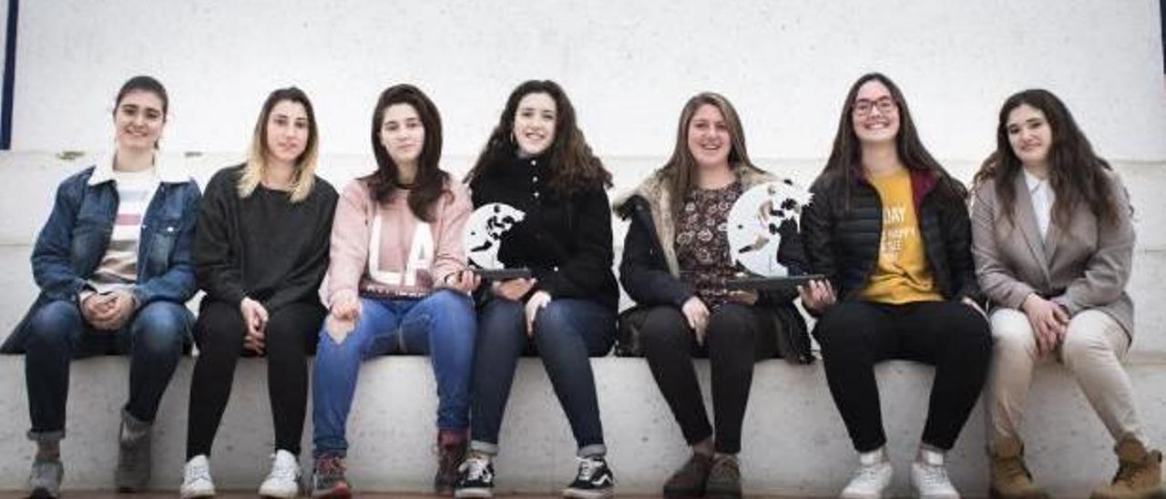 Ana Puertes, Amparo, Ana Sanchis, Júlia, Fanni, Erika i Lucía, amb els nous trofeus per a les guanyadores del circuits, al trinquet d&#039;Alcàsser.