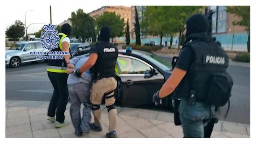 La imagen muestra a uno de los atracadores en el momento de la detención.