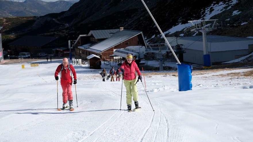 Una pareja de esquiadores, en la zona baja de la estación leonesa.