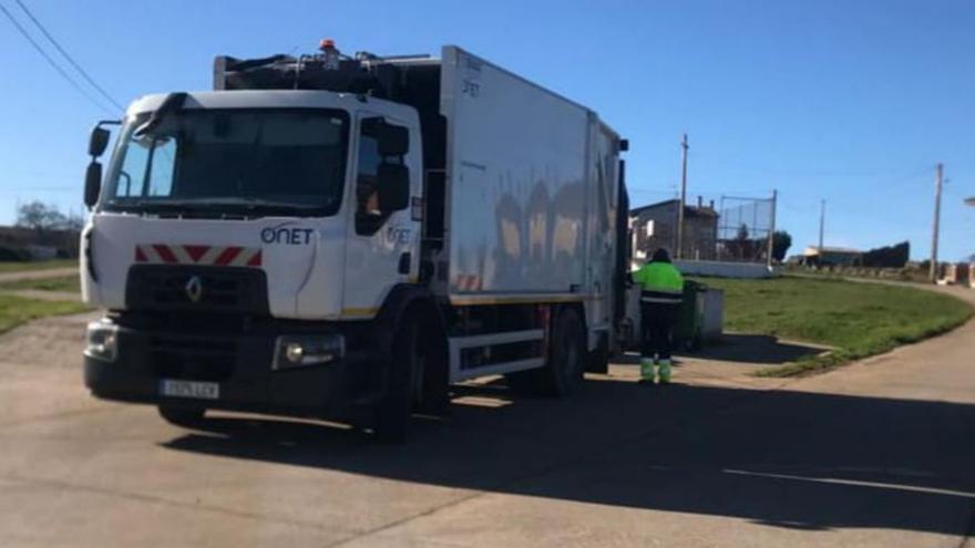 Un operario con el camión con el que la Mancomunidad presta el servicio de recogida de basura. | Ch. S.