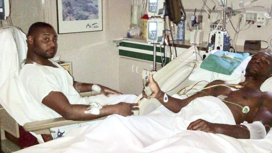 Abidal junto a su primo tras el trasplante.