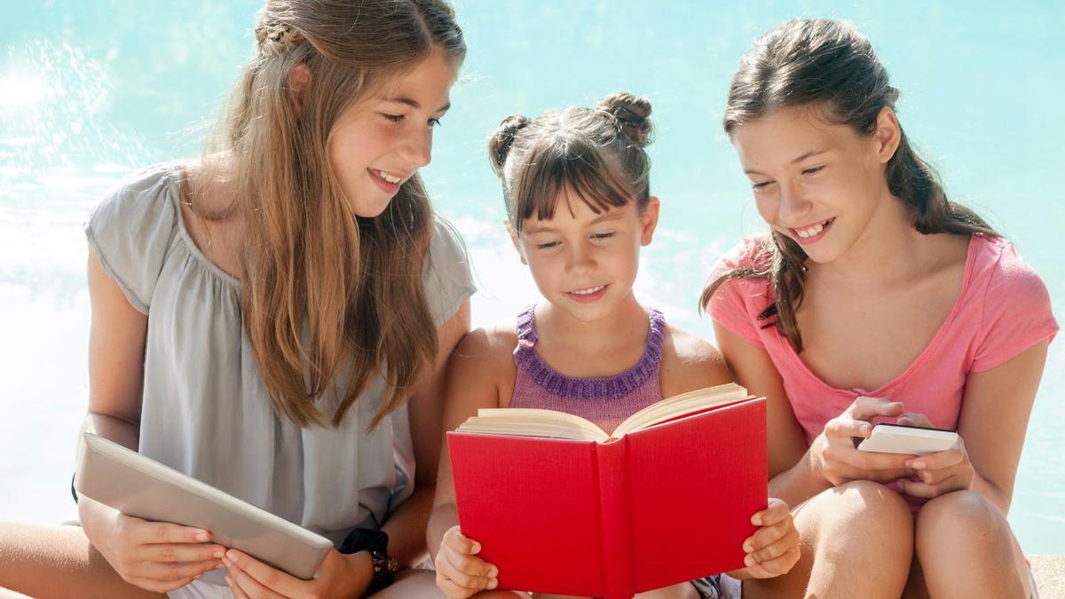 Fomentar la lectura dels xiquets i les xiquetes durant l'estiu és essencial per cultivar el seu amor pels llibres i enriquir la seua ment.
