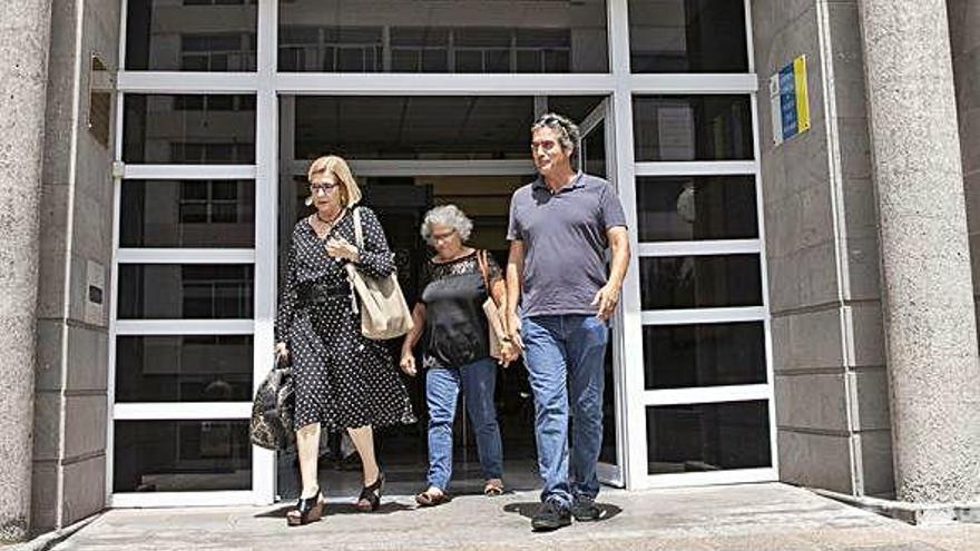 Álvaro de Astica acompañado de su abogada sale de los Juzgados majoreros tras comparecer como investigado.