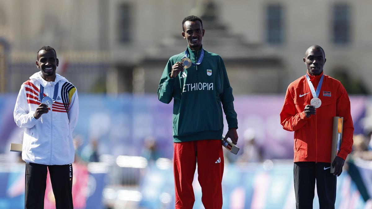 El atleta etíope Tamirat Tola, oro, el belga Bashir Abdi, plata y el keniano Benson Kipruto, bronce, durante la ceremonia de entrega de medallas de la prueba de maratón masculino de los Juegos Olímpicos 2024 disputado este sábado en París.