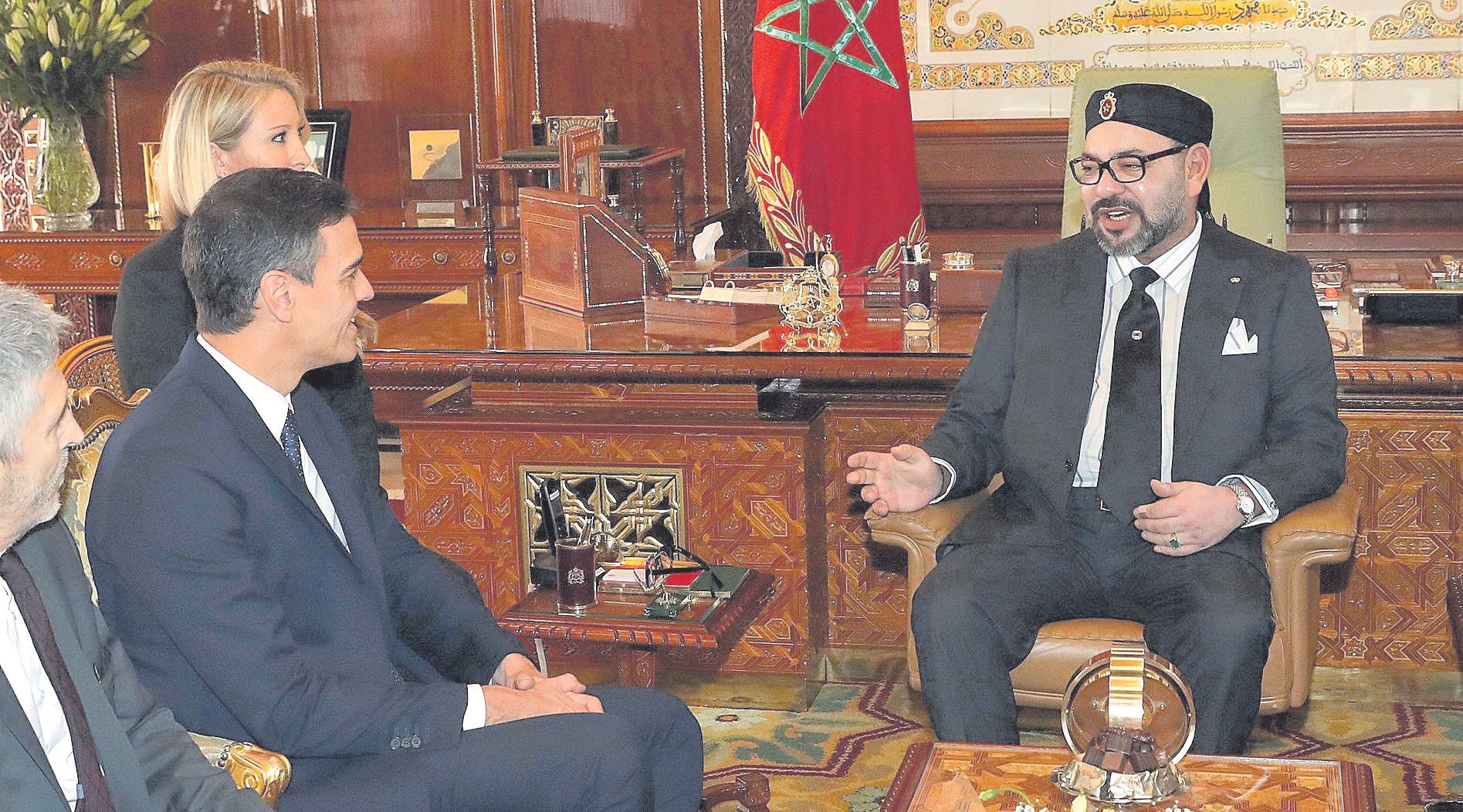 El presidente del Gobierno español, Pedro Sánchez, y el rey Mohamed VI de Marruecos en el Palacio Real de Rabat.