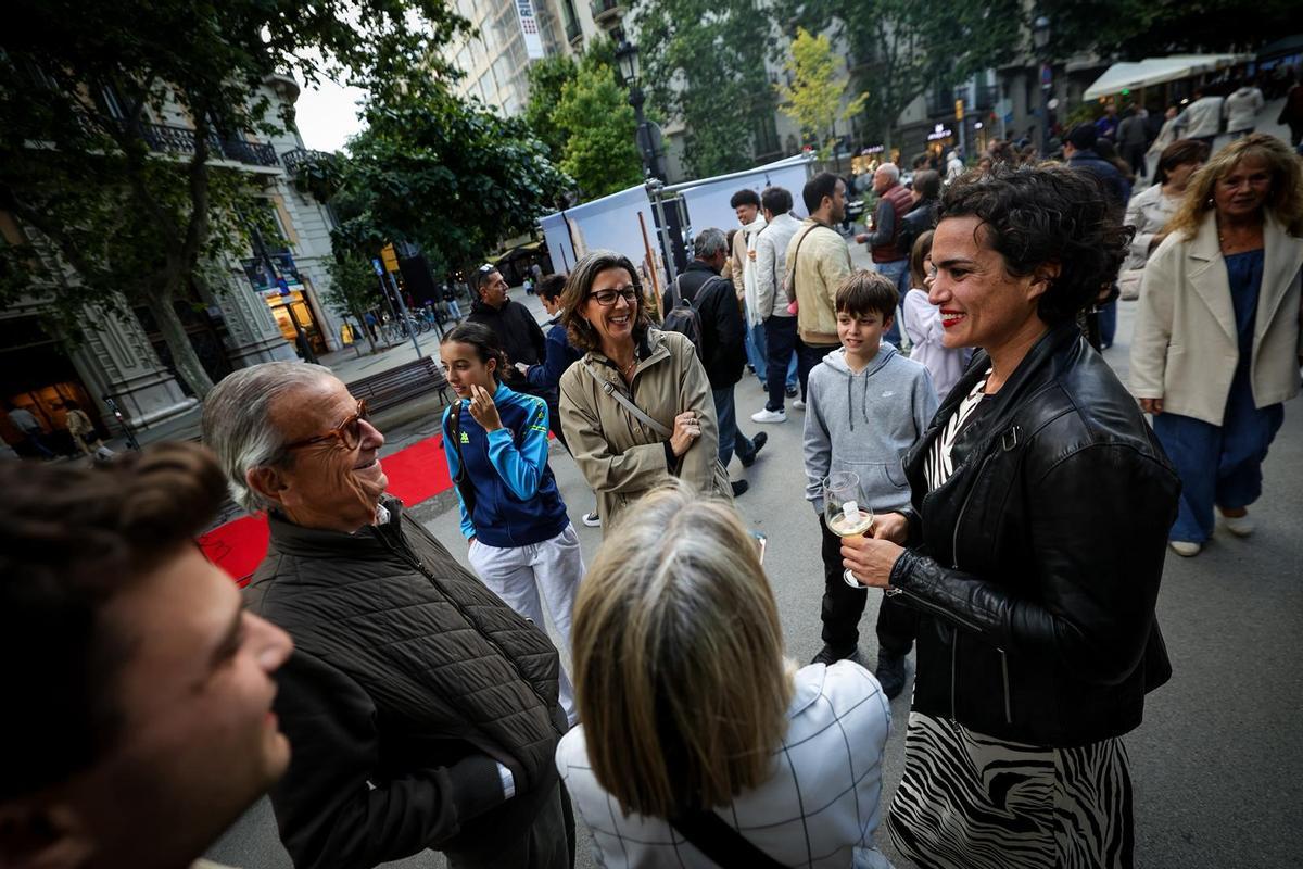 Bea Schulze conversa con algunos asistentes a la inaguración de la exposición.