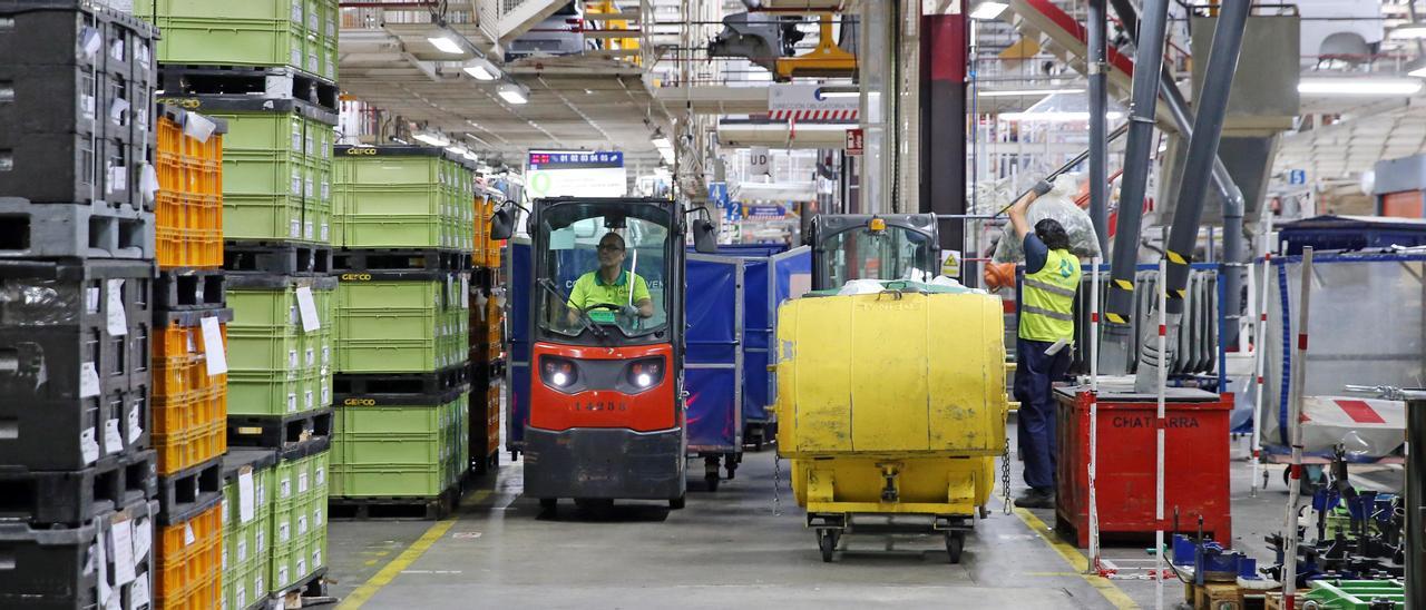 Trabajadores en las instalaciones de Stellantis en Vigo.