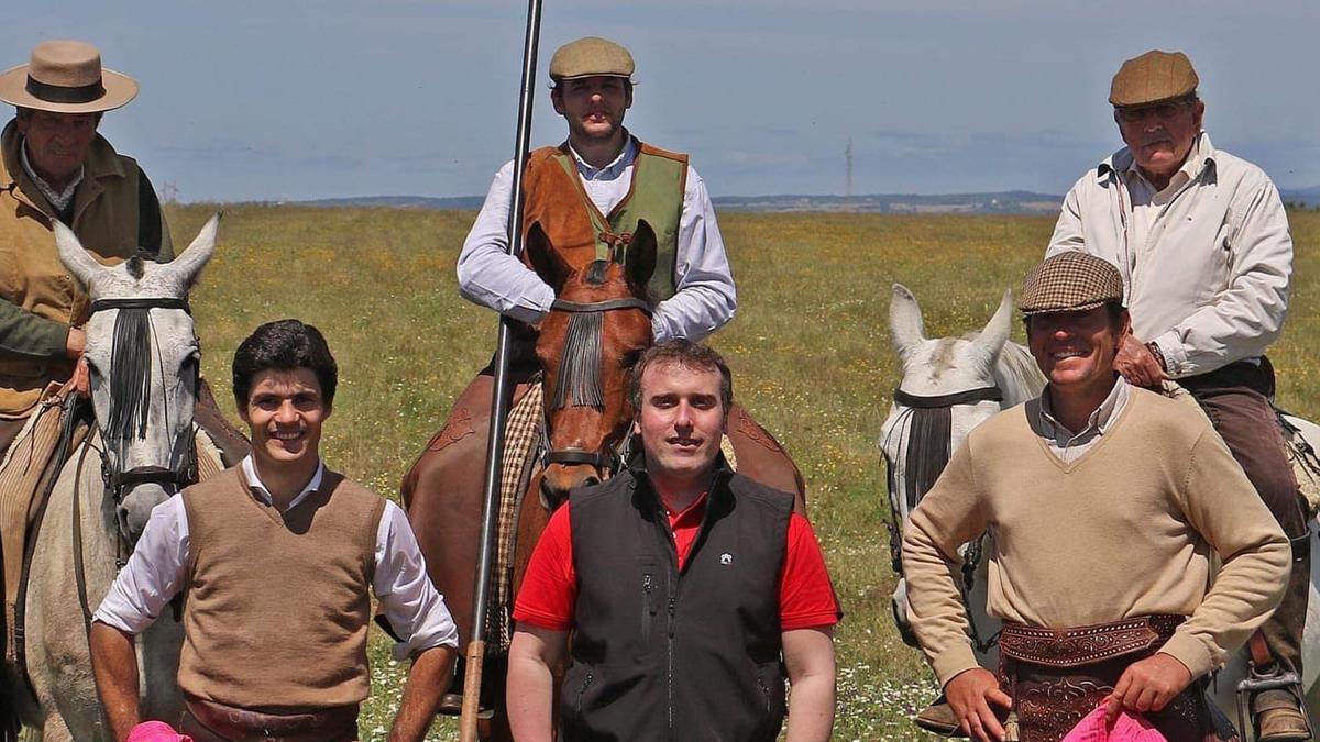 José Joaquín Diago, en el centro, junto a Pablo Aguado y la familia Miura