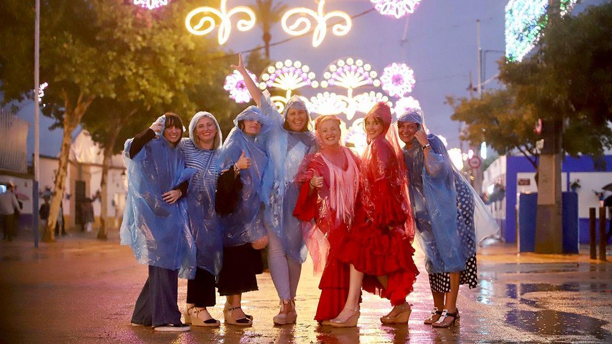 La lluvia no ha impedido disfrutar de la Feria de Córdoba.