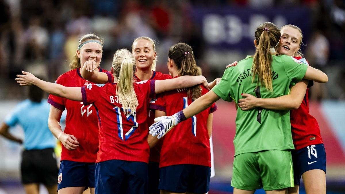 Las jugadoras de Noruega celebran la victoria ante Finlandia en la Eurocopa
