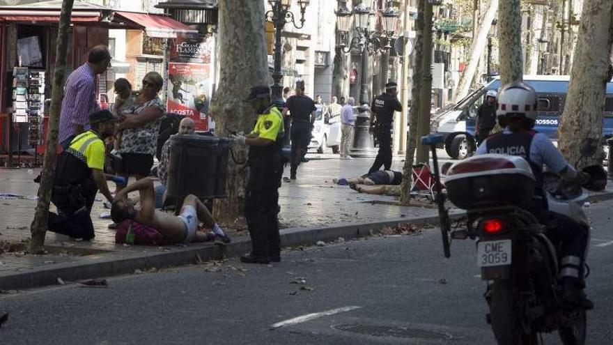 Efectivos policiales atienden a una de las víctimas de un atropello masivo de hace 2 años. // David Armengou