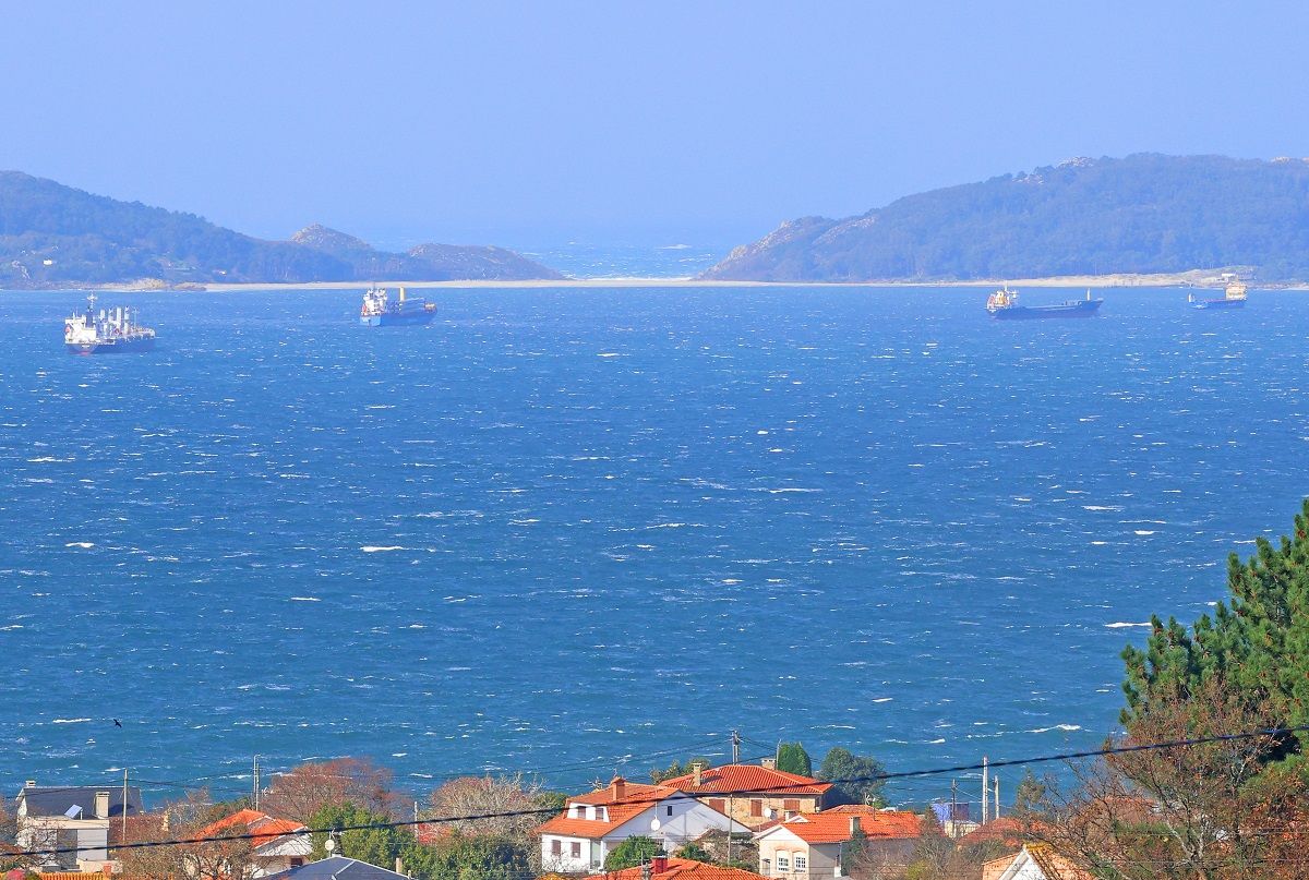 Barcos al abrigo de las islas Cíes