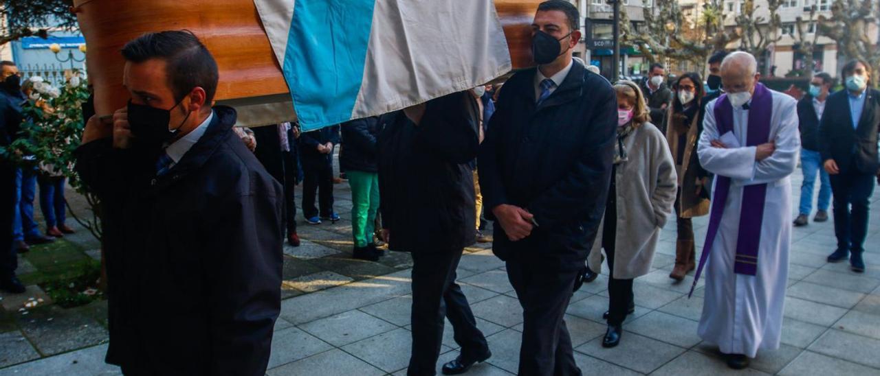 A igrexa de Santa Baia encheuse no funeral. |   // IÑAKI ABELLA