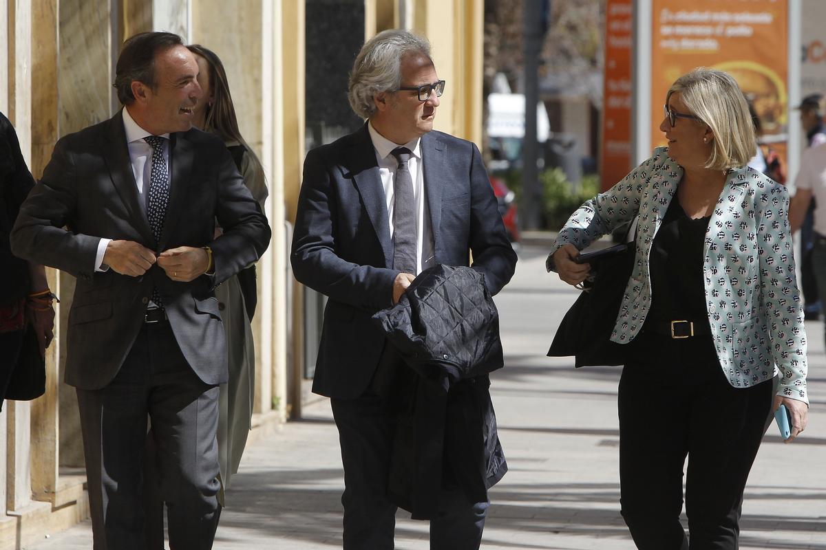 Mamen Peris, Carlos Pérez Nievas y Tony Woodward, en Alicante.