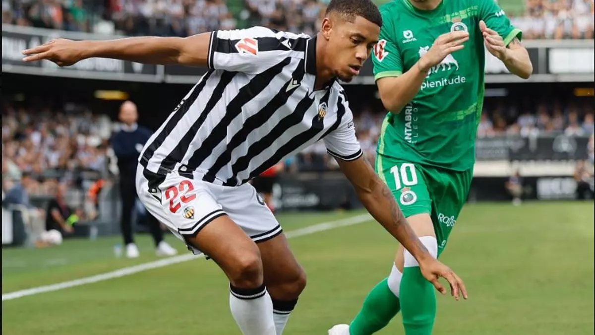 El Racing aprovecha los errores del Castellón y frena a los albinegros