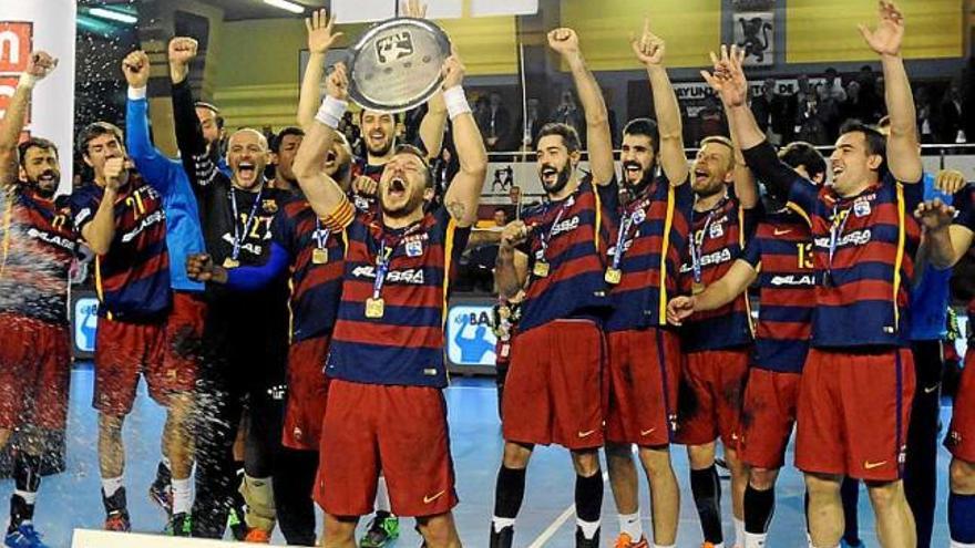 Els jugadors del Barça Lassa celebren el títol aconseguit ahir a Lleó