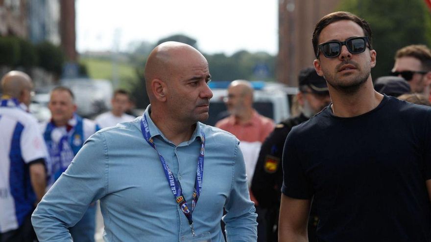 Pedro Arboleya, a la izquierda, con Miguel Linares antes de la vuelta ante el Rayo Majadahonda. | MARA VILLAMUZA