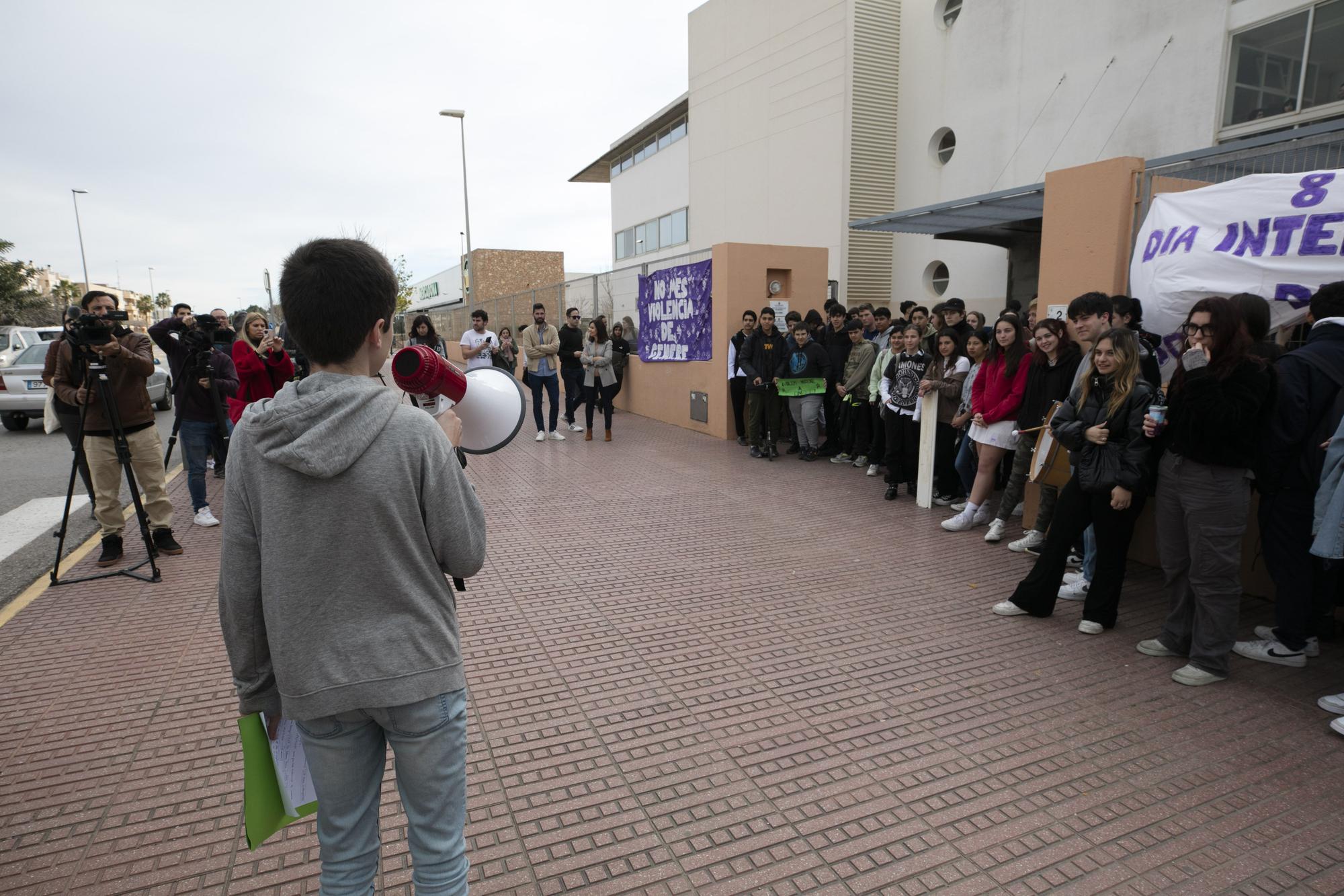 Alumnos y familias del instituto Xarc de Ibiza claman contra Educación por el mal estado del centro