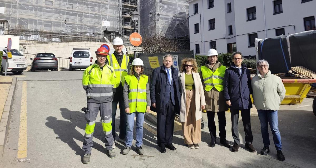 Alfredo Canteli y Nacho Cuesta, cuarto y séptimo por la izquierda, posan con técnicos durante su visita a las obras.    | LNE
