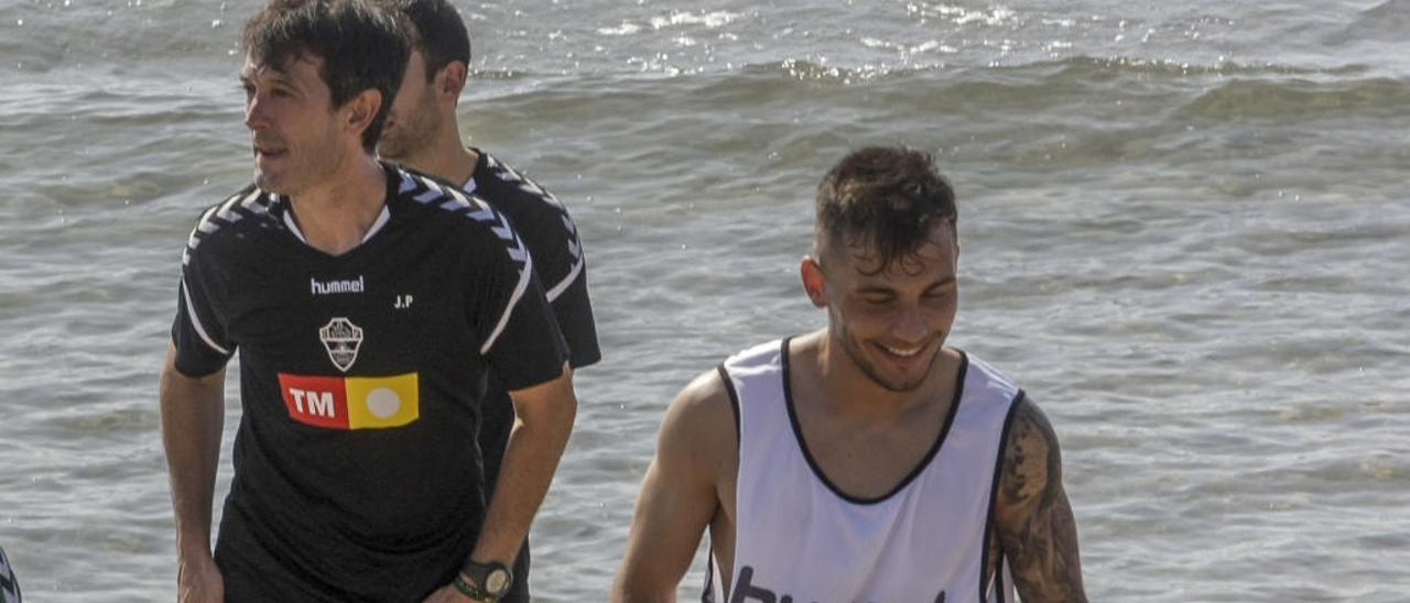 Borja Martínez y Pacheta, en un entrenamiento en la playa durante esta pretemporada.