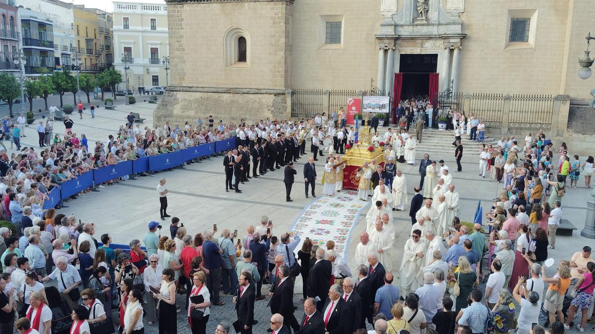 Comienza en Badajoz la procesión del Corpus Christi desde la catedral, con más de 150 niños de primera comunión